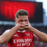 Cara Berkelas Viktor Gyokeres Balas Kritik: Borong 2 Gol, Selebrasi Topeng dan Rapikan Rambut!