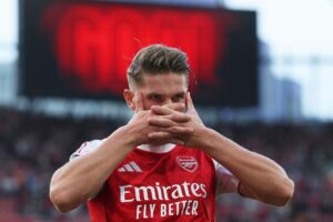 Cara Berkelas Viktor Gyokeres Balas Kritik: Borong 2 Gol, Selebrasi Topeng dan Rapikan Rambut!