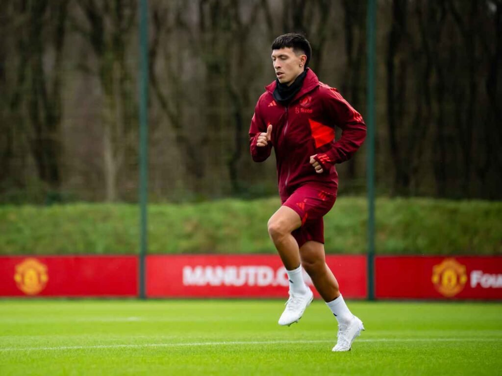 Manchester kini semakin Solid : Bek andalan mereka Lisandro Martinez sudah mulai ikut latihan tim